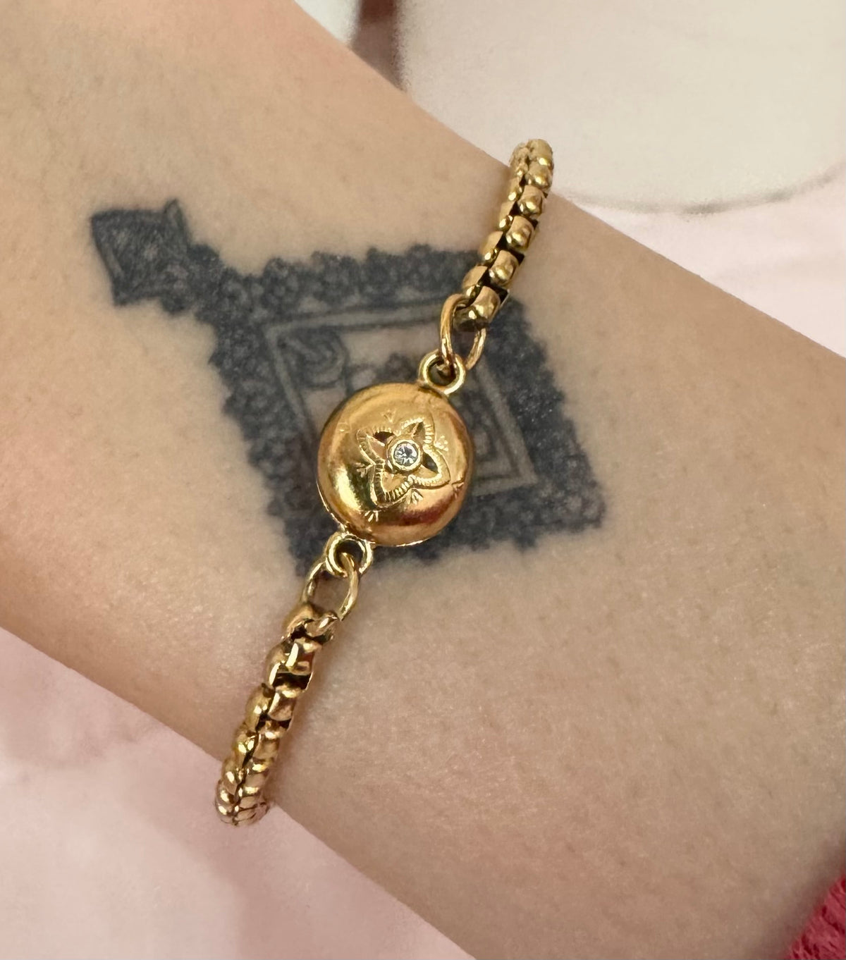 Royal Compass (magnetic closure)